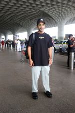 Rajkummar Rao seen at the airport wearing black and light sporting a Yankees cap on 8 July 2023 (8)_64a94df8e8d6b.JPG