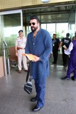 Sanjay Dutt seen at the airport on 8 July 2023 (18)_64a95801aecc3.JPG