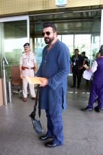 Sanjay Dutt seen at the airport on 8 July 2023 (21)_64a9580b7bf92.JPG