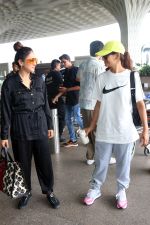 Shakti Mohan, Neeti Mohan and Nihar Pandya seen at the airport on 8 July 2023 (1)_64a94f9563564.JPG