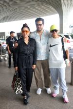 Shakti Mohan, Neeti Mohan and Nihar Pandya seen at the airport on 8 July 2023 (10)_64a94fa50c977.JPG