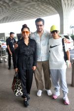 Shakti Mohan, Neeti Mohan and Nihar Pandya seen at the airport on 8 July 2023 (11)_64a94fa6bec96.JPG