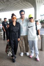 Shakti Mohan, Neeti Mohan and Nihar Pandya seen at the airport on 8 July 2023 (13)_64a94faa3de49.JPG