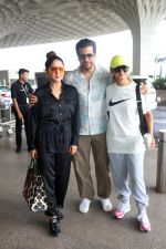 Shakti Mohan, Neeti Mohan and Nihar Pandya seen at the airport on 8 July 2023 (15)_64a94fadb4819.JPG