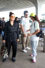 Shakti Mohan, Neeti Mohan and Nihar Pandya seen at the airport on 8 July 2023 (2)_64a94f972776a.JPG