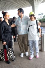 Shakti Mohan, Neeti Mohan and Nihar Pandya seen at the airport on 8 July 2023 (3)_64a94f98d19f9.JPG