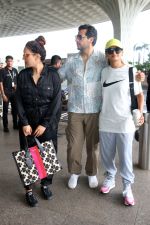 Shakti Mohan, Neeti Mohan and Nihar Pandya seen at the airport on 8 July 2023 (4)_64a94f9a8e0d8.JPG