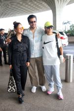 Shakti Mohan, Neeti Mohan and Nihar Pandya seen at the airport on 8 July 2023 (5)_64a94f9c504ff.JPG