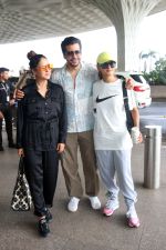 Shakti Mohan, Neeti Mohan and Nihar Pandya seen at the airport on 8 July 2023 (6)_64a94f9e0884f.JPG