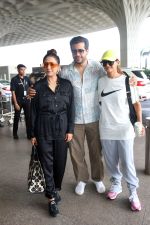 Shakti Mohan, Neeti Mohan and Nihar Pandya seen at the airport on 8 July 2023 (7)_64a94f9fbeced.JPG