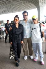 Shakti Mohan, Neeti Mohan and Nihar Pandya seen at the airport on 8 July 2023 (8)_64a94fa186738.JPG