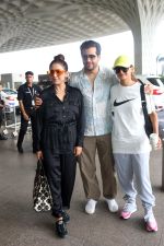 Shakti Mohan, Neeti Mohan and Nihar Pandya seen at the airport on 8 July 2023 (9)_64a94fa346965.JPG