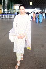 Shraddha Kapoor seen natural at the airport on 8 July 2023 (7)_64a94d01bd5f4.jpg