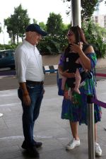 Bipasha Basu seen carrying her baby girl and posing for camer with Anupam Kher on 9 July 2023 (1)_64ac06eebe1b8.JPG