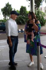 Bipasha Basu seen carrying her baby girl and posing for camer with Anupam Kher on 9 July 2023 (2)_64ac06f37429e.JPG