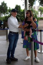 Bipasha Basu seen carrying her baby girl and posing for camer with Anupam Kher on 9 July 2023 (7)_64ac0707dfc80.JPG