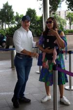 Bipasha Basu seen carrying her baby girl and posing for camer with Anupam Kher on 9 July 2023 (8)_64ac070b27d84.JPG