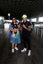 Bipasha Basu seen carrying her baby girl and posing for camera with hubby Karan Singh Grover on 9 July 2023 (11)_64ac0738e21a8.JPG