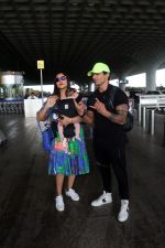 Bipasha Basu seen carrying her baby girl and posing for camera with hubby Karan Singh Grover on 9 July 2023 (4)_64ac072cc1f0c.JPG