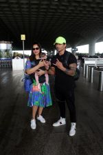 Bipasha Basu seen carrying her baby girl and posing for camera with hubby Karan Singh Grover on 9 July 2023 (7)_64ac0732024d8.JPG