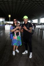 Bipasha Basu seen carrying her baby girl and posing for camera with hubby Karan Singh Grover on 9 July 2023 (9)_64ac07356282c.JPG