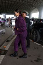 Deepika Padukone covered in Indigo seen at the airport on 11 July 2023 (10)_64ace43b01f91.jpg