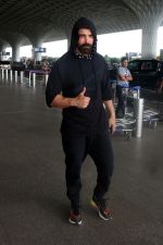 John Abraham dressed in a Hoodie seen at the airport on 11 July 2023 (2)_64acd98194f8b.jpg