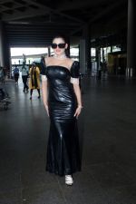 Urvashi Rautela dressed in Black seen at the airport on 13 July 2023 (19)_64afc46bdd471.JPG