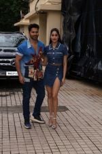 Janhvi Kapoor, Varun Dhawan promote movie Bawaal at PVR Dynamix Mall in Juhu on 16 July 2023 (9)_64b4018ee8e67.jpeg