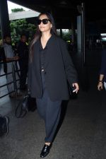 Sonam Kapoor seen at the airport on 17 July 2023 (11)_64b545d15df1f.jpg