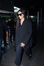 Sonam Kapoor seen at the airport on 17 July 2023 (3)_64b545bd28dc6.JPG