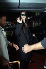 Sonam Kapoor seen at the airport on 17 July 2023 (8)_64b545c9d90e5.JPG