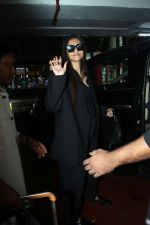 Sonam Kapoor seen at the airport on 17 July 2023 (9)_64b545cc9f90a.JPG