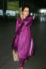 Hema Malini seen at the airport on 20 July 2023 (4)_64b8e7ca88382.JPG
