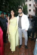 Janhvi Kapoor, Varun Dhawan at the National College for Bawaal movie promotion on 24 July 2023 (8)_64be8ed7eac89.jpeg