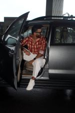 Angad Bedi seen at the airport on 26 July 2023 (30)_64c122327bbe1.jpg