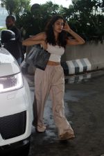 Janhvi Kapoor seen at the airport on 27 July 2023 (17)_64c23cd1aaac7.jpg