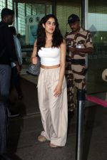 Janhvi Kapoor seen at the airport on 27 July 2023 (20)_64c23cd32aae2.jpg