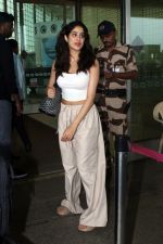 Janhvi Kapoor seen at the airport on 27 July 2023 (21)_64c23cd3c40d0.jpg