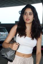 Janhvi Kapoor seen at the airport on 27 July 2023 (23)_64c23cd50fd61.JPG