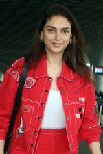 Aditi Rao Hydari in red seen at the airport on 30 July 2023 (29)_64c6567c7cca4.JPG