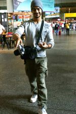 Ishaan Khattar seen at the airport on 30 July 2023 (31)_64c643466f898.jpg