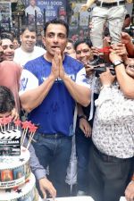 Sonu Sood celebrates his birthday with fans at his home on 30 July 2023 (21)_64c65ca4b1b3e.jpeg