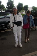 Sonu Nigam seen at the airport on 1 Aug 2023 (4)_64c8ec853ee36.JPG