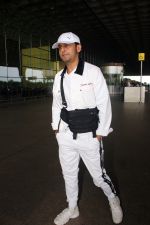 Sonu Nigam seen at the airport on 1 Aug 2023 (5)_64c8ec8745419.JPG