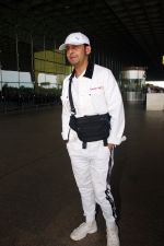 Sonu Nigam seen at the airport on 1 Aug 2023 (6)_64c8ec895dd49.JPG