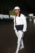 Sonu Nigam seen at the airport on 1 Aug 2023 (8)_64c8ec8d59c15.JPG