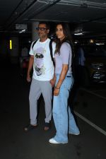 Abhishek Kapoor and Pragya Kapoor seen at the airport on 7th August 2023 (12)_64d0e972a7f0f.JPG