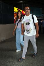 Abhishek Kapoor and Pragya Kapoor seen at the airport on 7th August 2023 (7)_64d0e969e9b1c.JPG