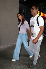 Abhishek Kapoor and Pragya Kapoor seen at the airport on 7th August 2023 (9)_64d0e96d84f43.JPG
